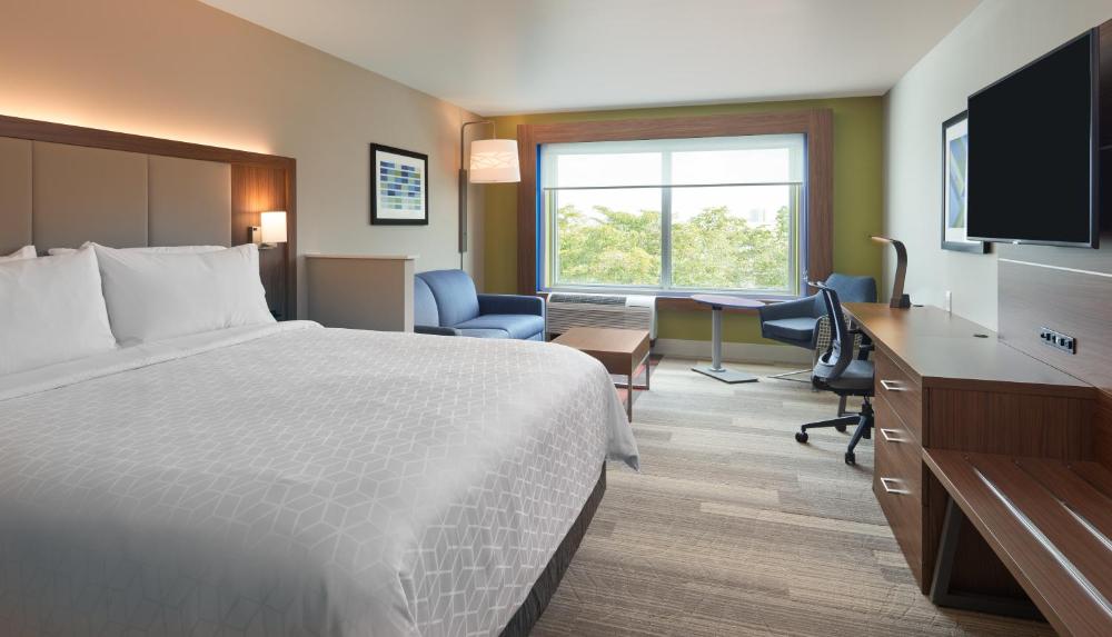 King Suite with Disability Access and Bathtub - Non Smoking interior